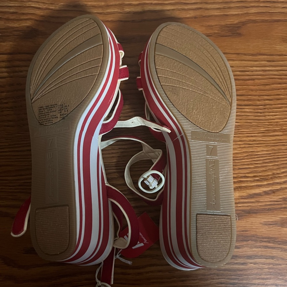 American Eagle Outfitters Red and Cream Women's Sandals. Size 7 - Picture 4 of 4